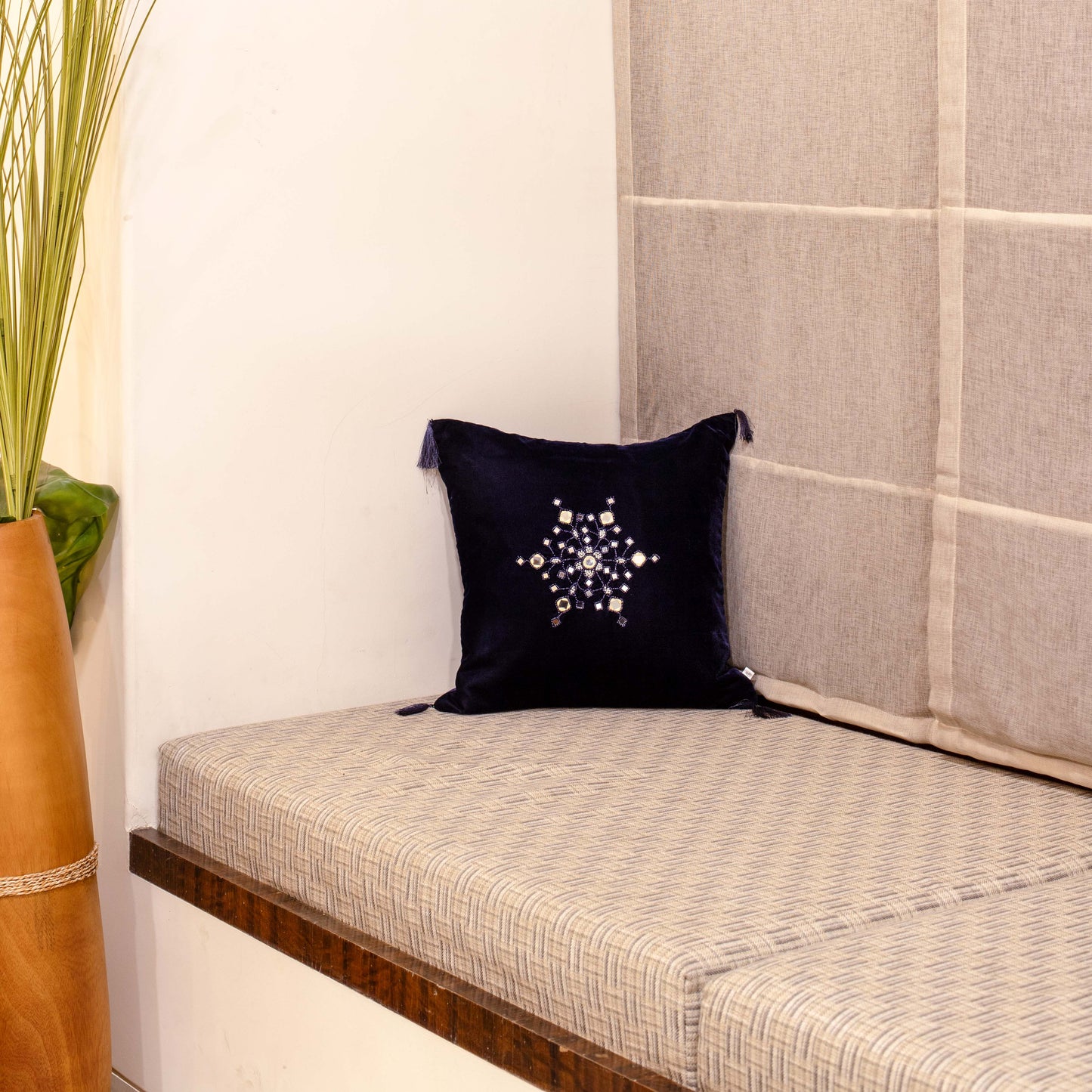 Single Snowflake Design Cushion Cover